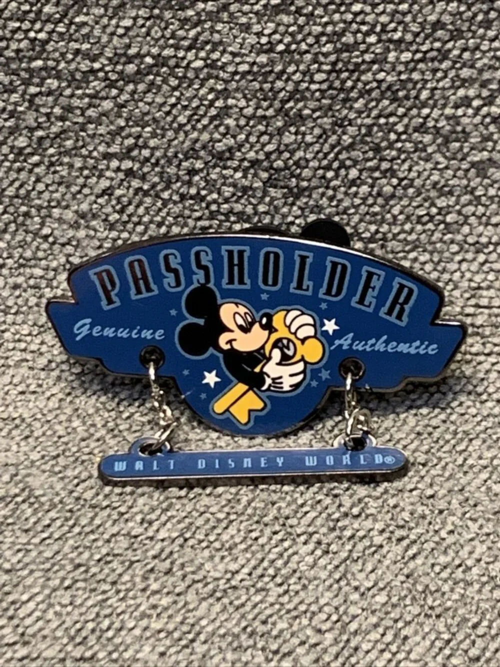 DISNEY WDW 2002 PASSHOLDER EXCLUSIVE MICKEY MOUSE DANGLE PIN KG
